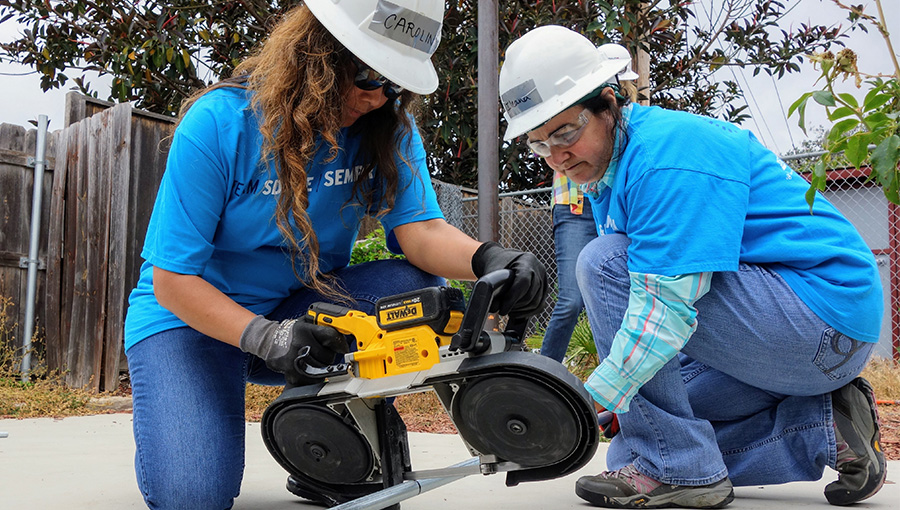 2 female students learning to cut a conduit